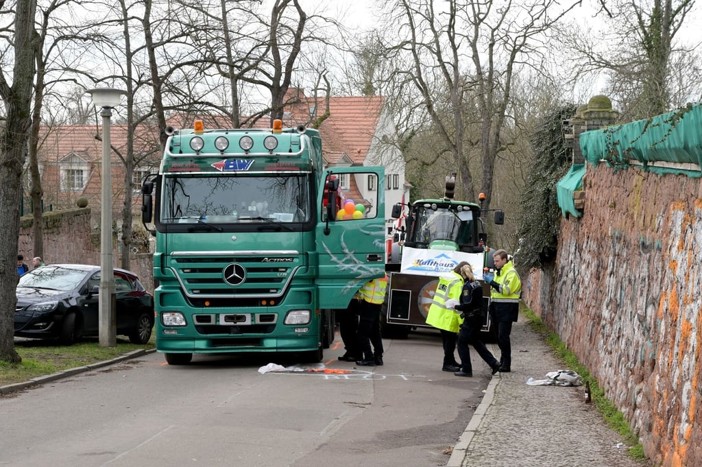 Die Polizei ermittelt den Unfallhergang beim Karnevalsumzug.