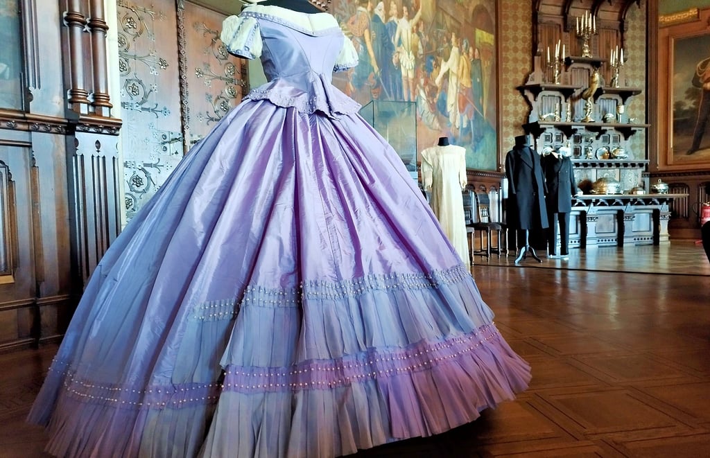 In einer solch ausladenden Robe – samt Korsett darunter – gingen Frauen vor rund 160 Jahren zu Bällen. Das lila Kleid gehört zum neuen Sammlungsbestand des Wernigeröder Schlosses.