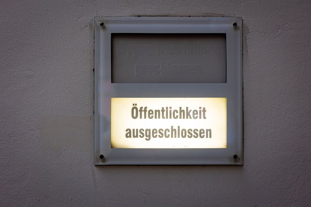 Ein Schild mit der Aufschrift „Öffentlichkeit ausgeschlossen“ leuchtet am Eingang zum Gerichtssaal.