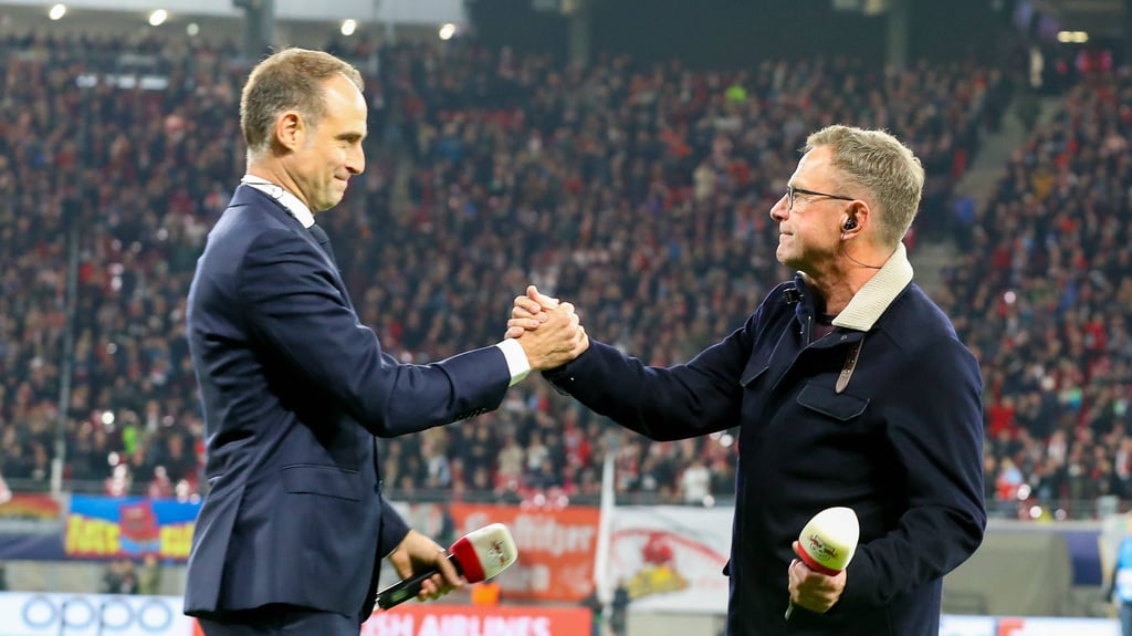 Oliver Mintzlaff (l.) bedankte sich bei Ralf Rangnick für dessen Arbeit bei RB Leipzig.