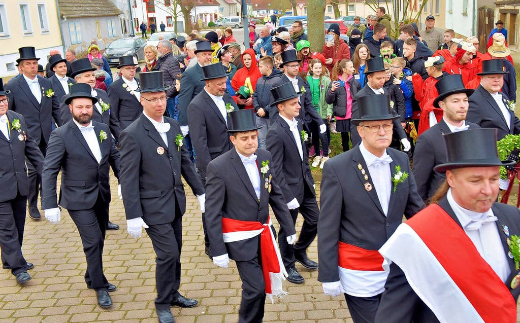 Schwarzer Anzug, weißes Hemd und Handschuhe – so treffen sich die Männer vom Allstedter Gesellenverein 1850 am Fastnachtsdienstag.