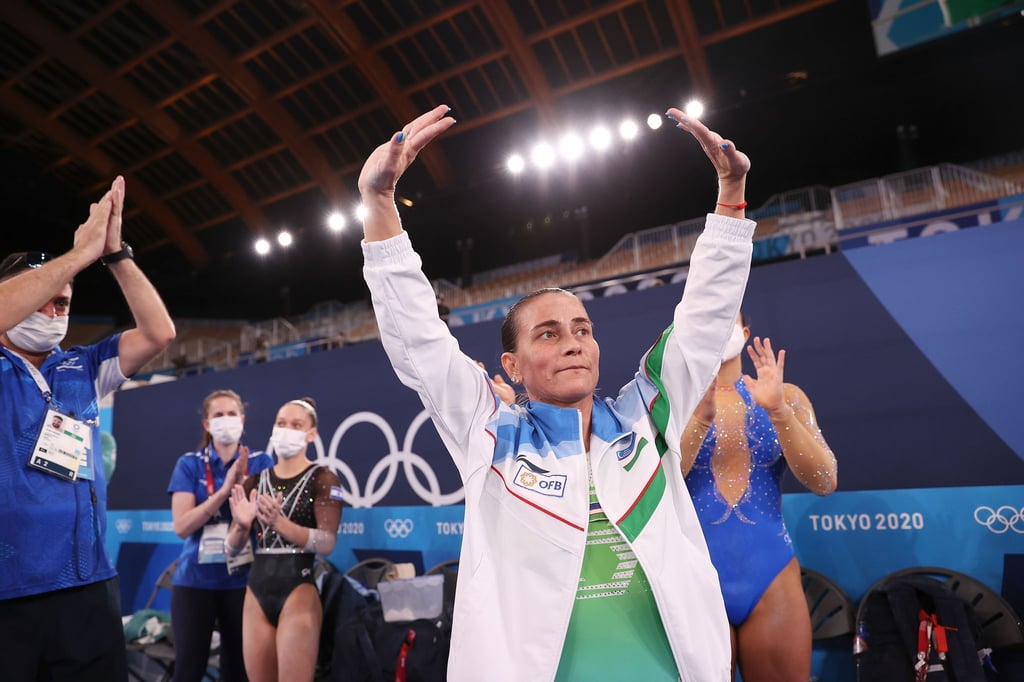 Oksana Chusovitina aus Usbekistan winkt.