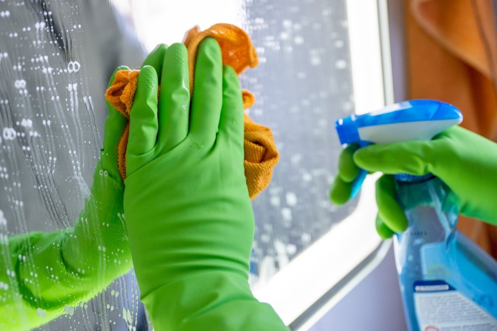 Wenn chemische Reiniger zum Einsatz kommen, sind Gummihandschuhe eine gute Wahl.