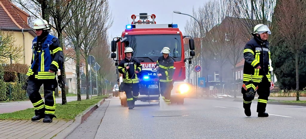Die Feuerwehr in Stendal musste eine Ölspur beseitigen.