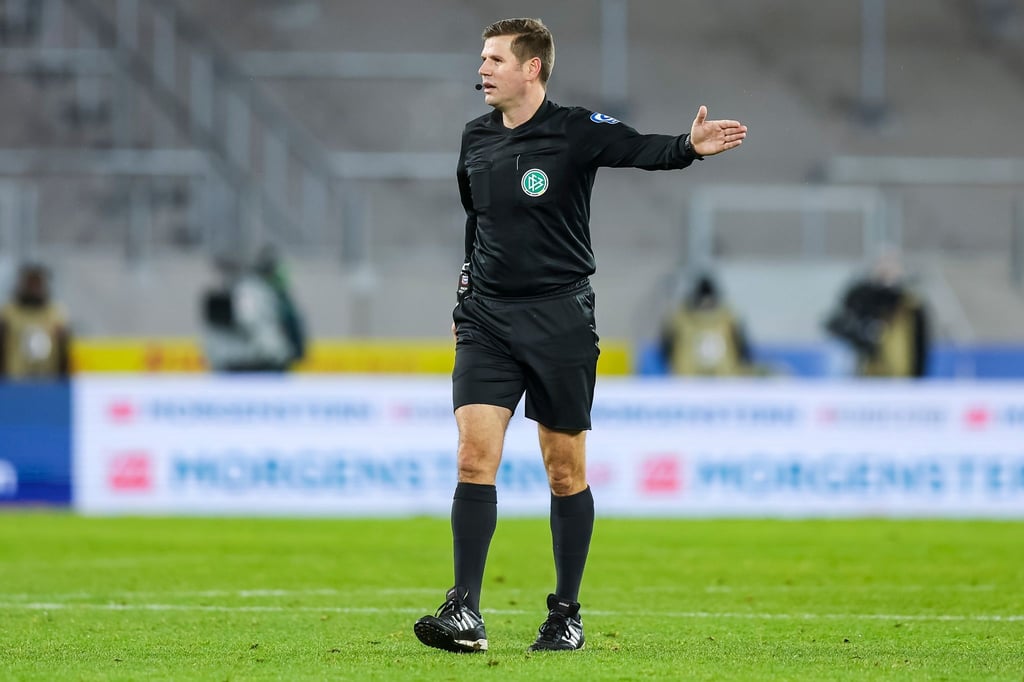 Schiedsrichter Frank Willenborg war bei der Niederlage des FC Bayern in Borussia Mönchengladbach der Vierte Offizielle