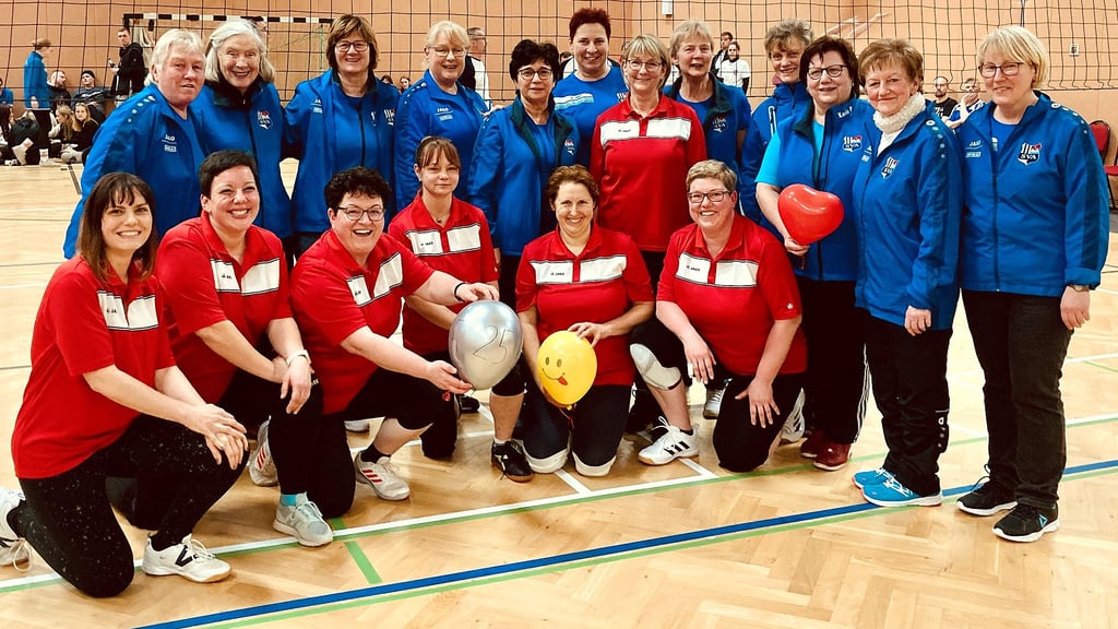 Während die Damen in den roten Trikots die „Frauenpower"-Fahne direkt am Volleyballnetz hochhielten, kümmerten sich die anderen Mitglieder der Frauenabteilung des SV Angern um den reibungslosen Ablauf des Turniers und die Annehmlichkeiten ringsherum.