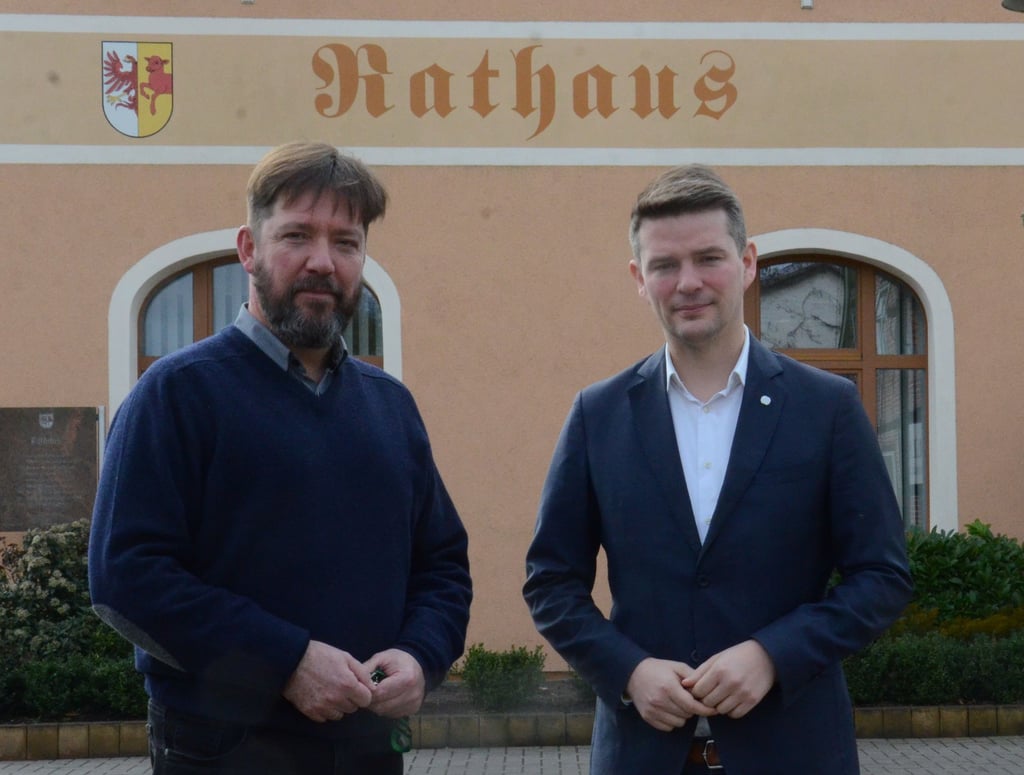 Bürgermeister Karsten Ruth (rechts) begrüßt FDP-Bundestagsmitglied Marcus Faber in Kalbe.
