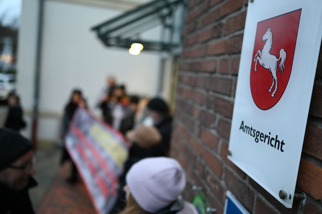 Demonstranten stehen bei einem Protest vor dem Amtsgericht.
