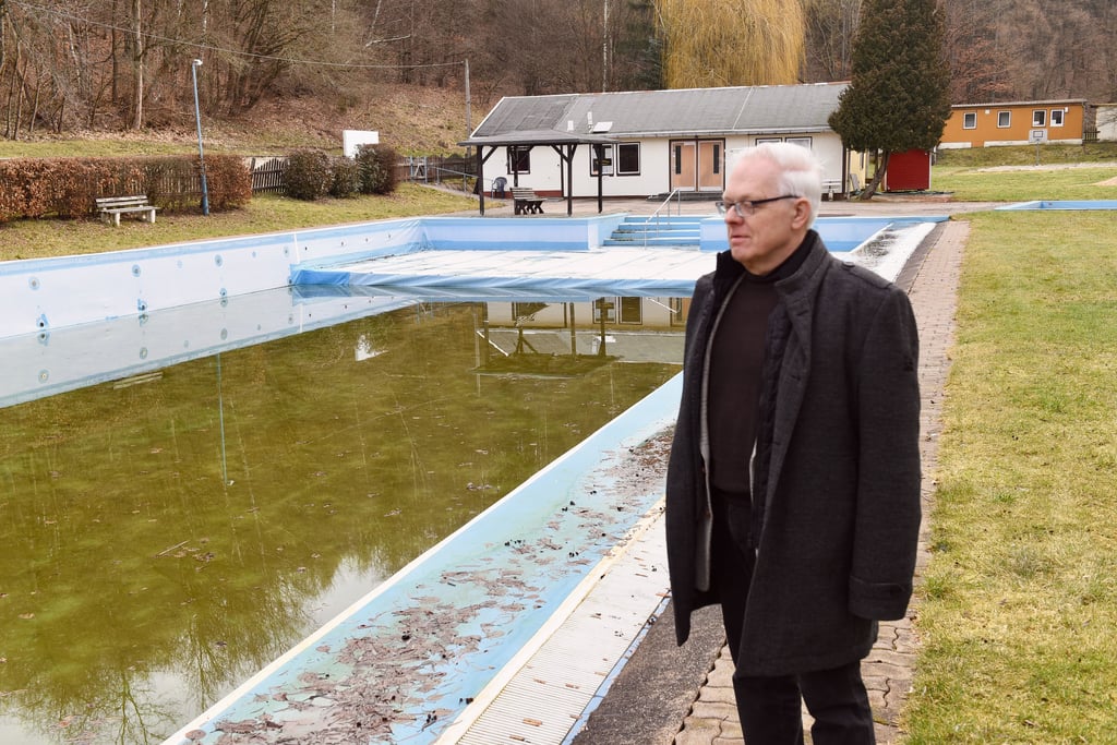 Ortsbürgermeister Udo Lucas im sanierungsbedürftigen Wolfsberger Freibad.