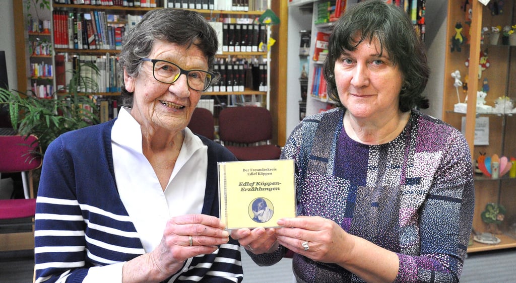 Renate Köppen (li.) und Gabriele Herrmann vom Freundeskreis präsentieren die neue Edlef-Köppen-CD mit unbekannten Erzählungen des in Genthin geborenen Schriftstellers.