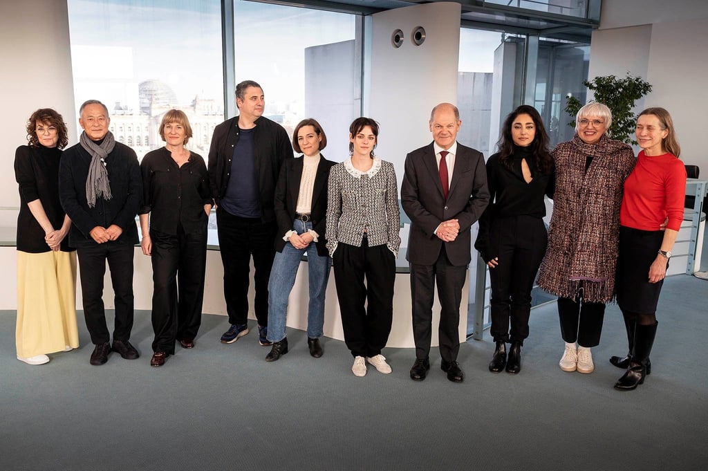Bundeskanzler Olaf Scholz (SPD, 4.v.r) und Kulturstaatsministerin Claudia Roth (Bündnis 90/Die Grünen, 2.v.r) empfangen die Mitglieder der Internationalen Berlinale-Jury.
