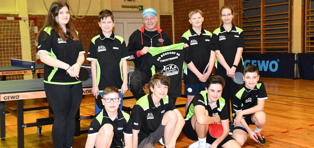 Die jungen Tischtennisspieler der SG Bösdorf 08, hier mit Sponsor Kai Müller, freuen sich riesig über die neuen Trikots.