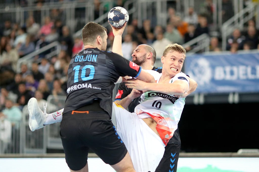 Gegen den ehemaligen Magdeburger Zeljko Musa (h.) und Jakov Gojun von RK Zagreb gewann der SC Magdeburg – hier Gisli Kristjansson – mit 31:25. Damit haben die Grün-Roten Platz zwei und den direkten Viertelfinaleinzug weiter in eigener Hand.
