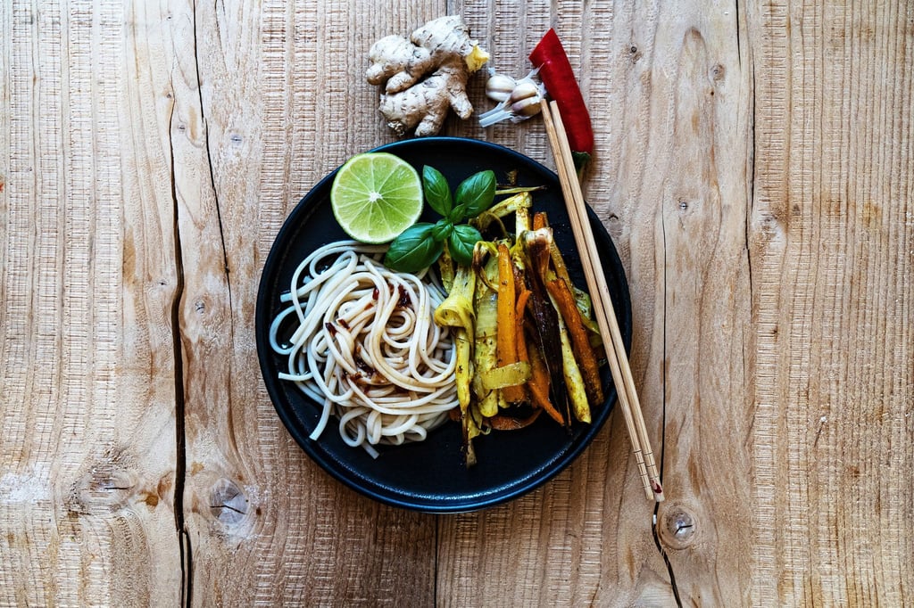 Mit den Udon-Nudeln und der asiatischen Sauce bekommt im Ofen geschmortes Gemüse eine ganz neue Note.