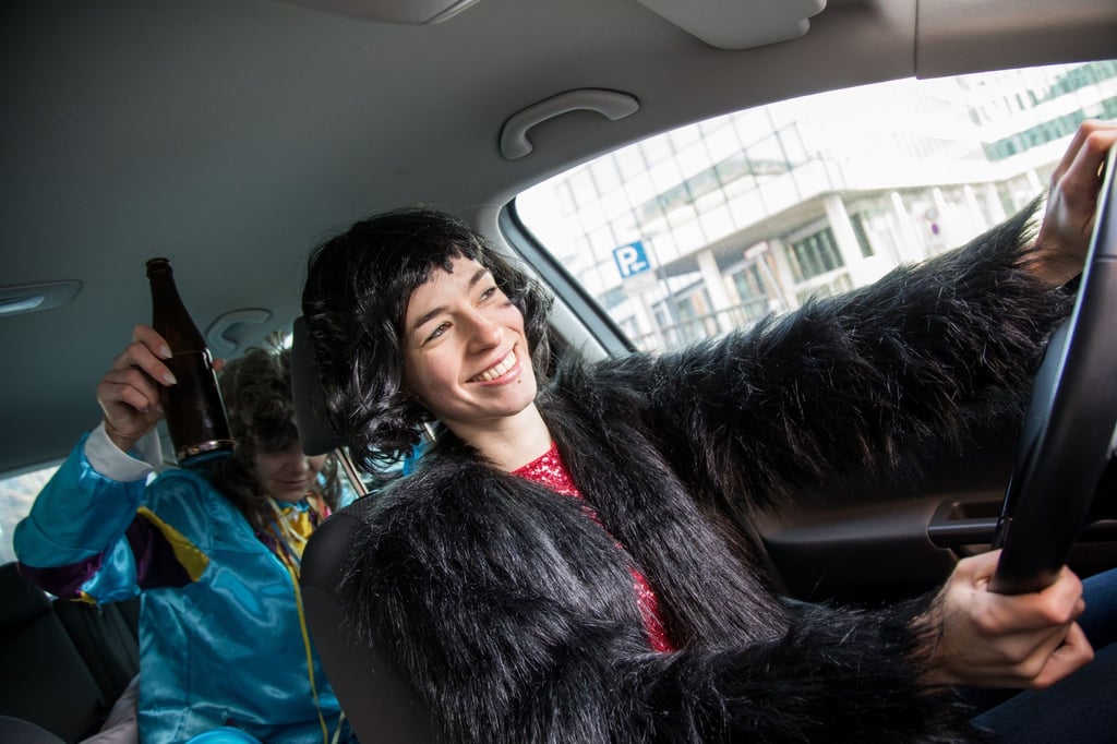 Halligalli und Highlife gern auf der Karnevalsparty - aber im Straßenverkehr und hinter dem Steuer eines Autos gelten dieselben Regeln wie sonst auch.