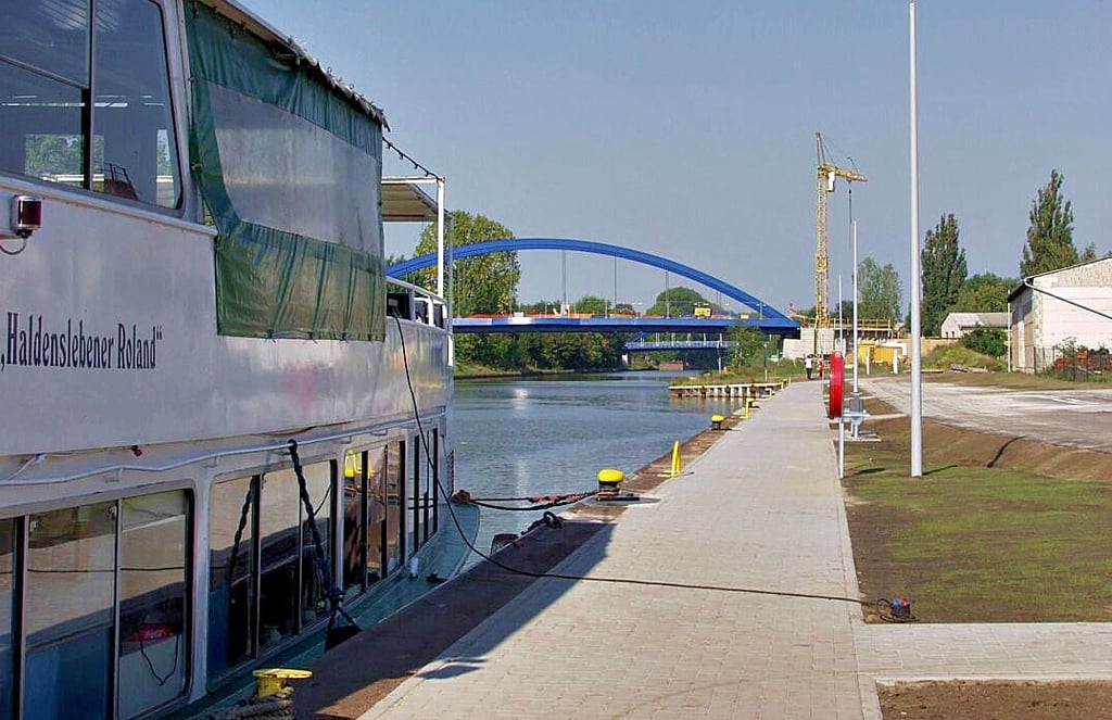 Die Anlegestelle am Mittellandkanal mit dem Fahrgastschiff „Haldenslebener Roland“.