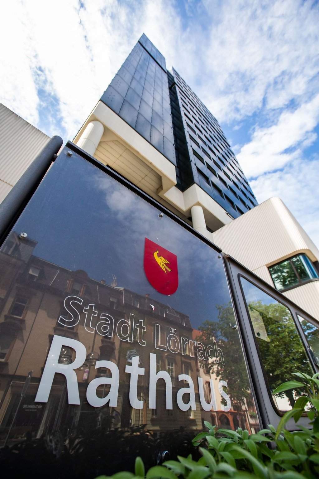 Das Lörracher Rathaus: Mitarbeiter sollen beschimpft und bedroht worden seien.