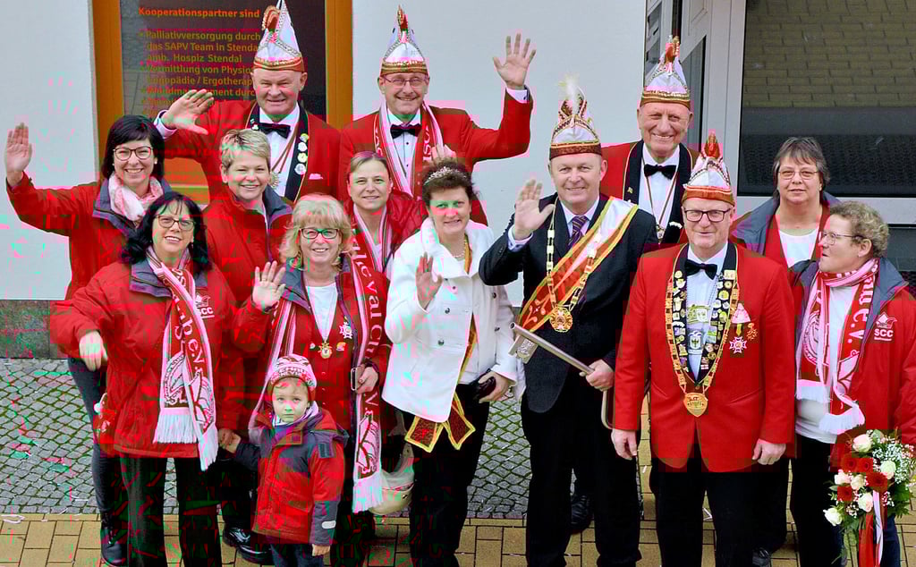 Eine Abordnung des Seehäuser Carnevals-Clubs verabschiedete sich zum Ende der fünften Jahreszeit bestens gelaunt vom hansestädtischen Symbol der Macht. Die Narren vom Aland ließen aber keine Zweifel aufkommen, dass sie am 11. 11. erneut an die Rathaustür klopfen werden.