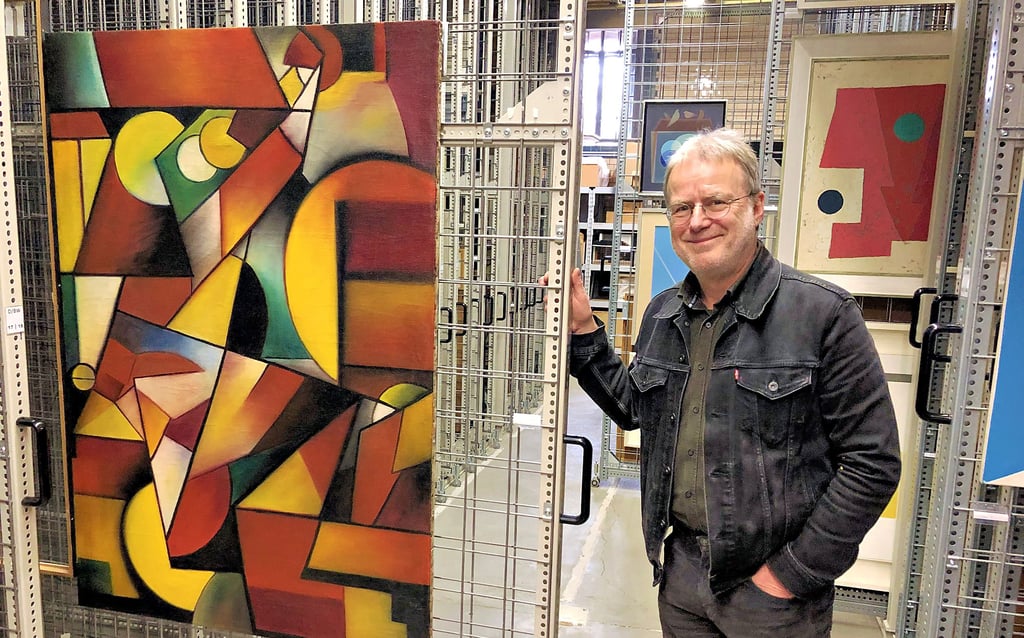 Wolfgang Thöner zeigt eines seiner Lieblingsbilder in der Sammlung der Stiftung Bauhaus Dessau. Es stammt von Georg Muche.