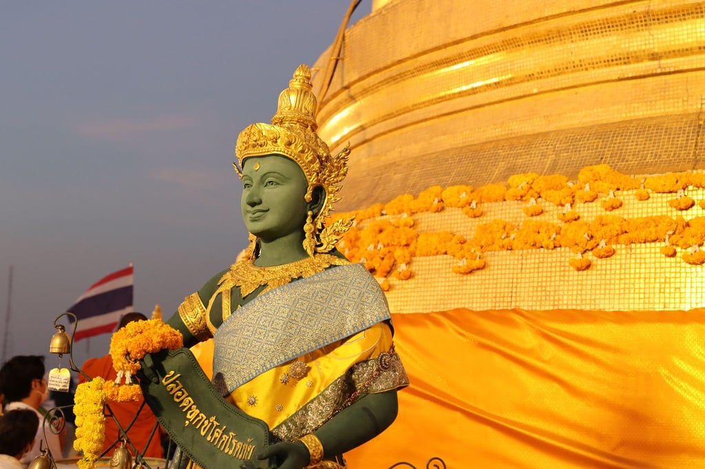 Begegnung mit Blüten: Blumen dienen als Opfergaben in Tempeln wie etwa dem Wat Saket, eine der ältesten buddhistischen Tempelanlagen in Bangkok. Er liegt auf dem künstlich aufgeschütteten „goldenen Berg“.