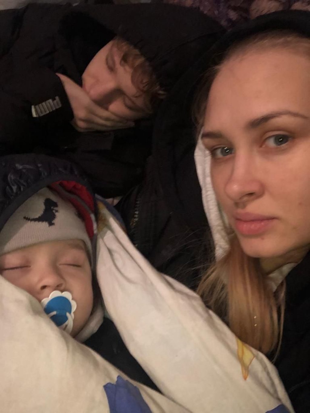 Viktoriia Horobchuk auf der Flucht mit ihren beiden Kindern Yanek (unten links) und Danilo.