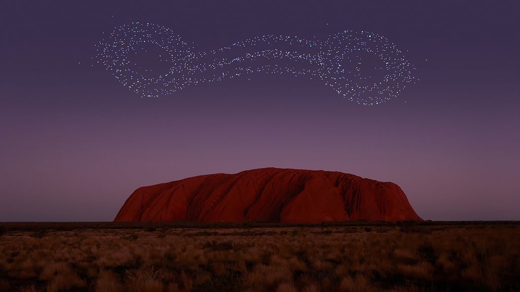 Am Nachthimmel im australischen Outback erscheint eine Lichtshow, die die Geschichte der Aborigines erzählt.