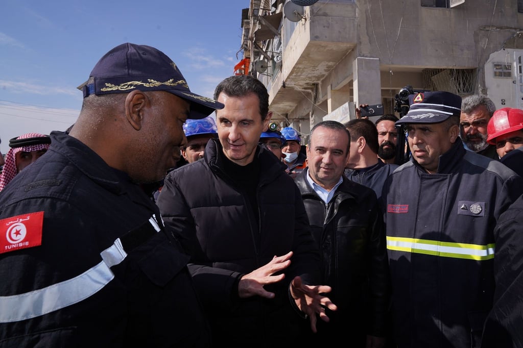 Syriens Präsident Baschar al-Assad (2.v.l.) beim Besuch von Vierteln in Aleppo, die von den Erdbeben betroffen sind.