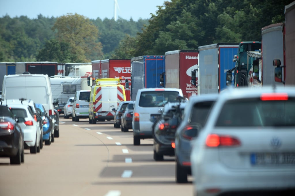 Nicht zögern: Die erforderliche Rettungsgasse muss stets sofort gebildet werden. Dazu fahren die Autos auf dem linken Streifen nach links, die auf allen anderen Spuren nach rechts.