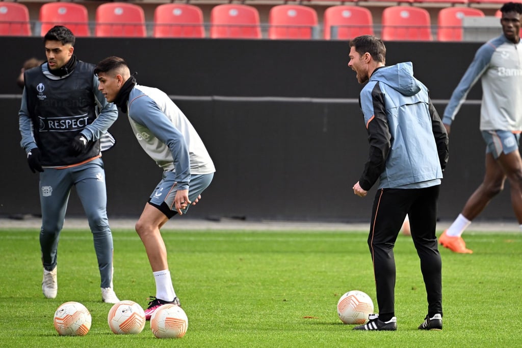 Leverkusens Trainer Xabi Alonso (r) leitet das Abschlusstraining seiner Mannschaft vor dem Spiel gegen AS Monaco.