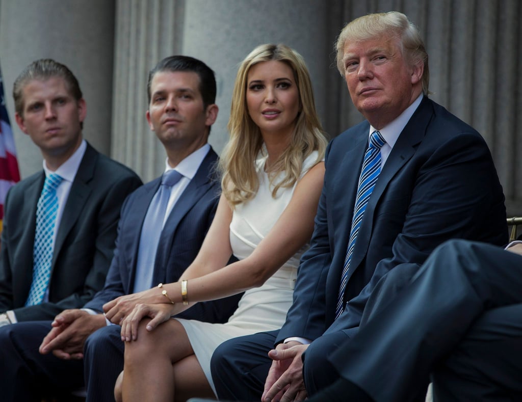 Der frühere US-Präsident Donald Trump (r) mit seinen Kindern Eric (l-r), Donald Jr. und Ivanka. Trumps Tochter soll vor einer Grand Jury unter anderem zur Rolle Trumps beim Sturm auf das US-Kapitol aussagen.