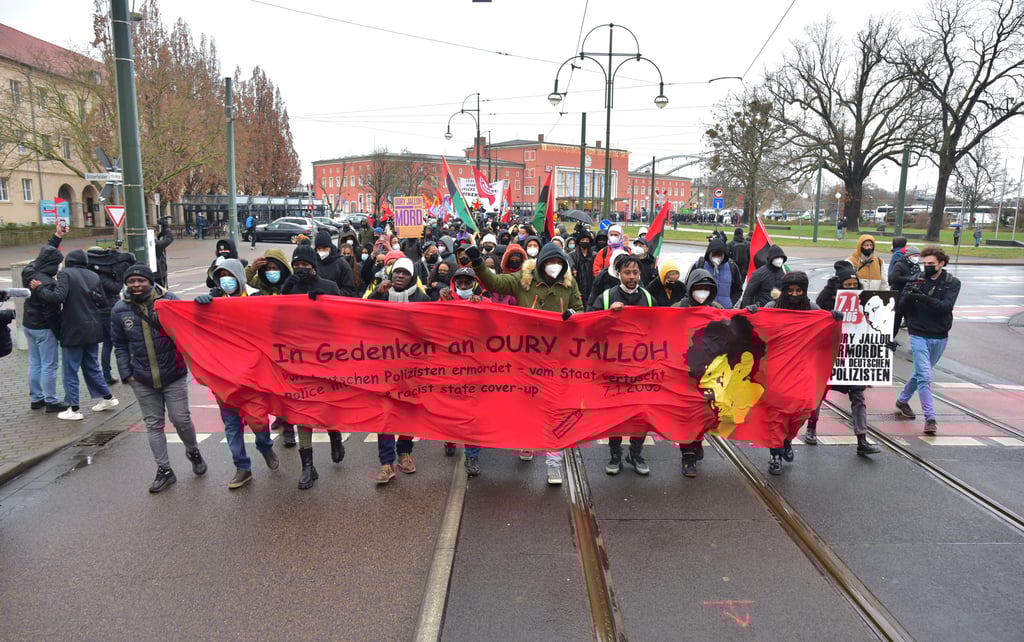 Im Gedenken an Oury Jalloh finden in Dessau seit 2005 im Januar Demos statt, auf denen Aufklärung in dem Fall gefordert wird.