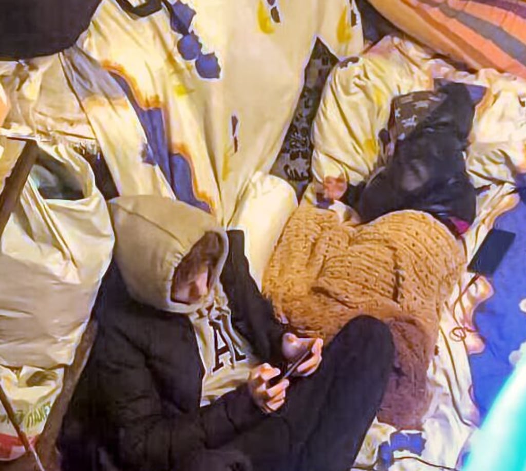 Auf der Flucht: die Kinder Danilo (links) und Yanek im Keller.