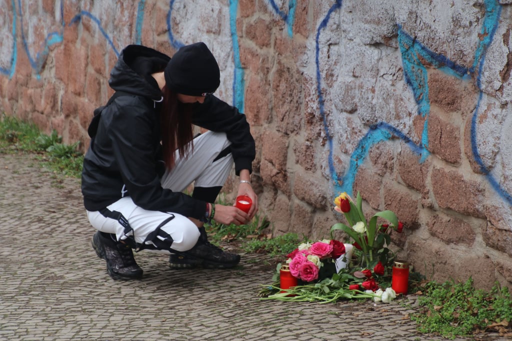 Eine Freundin der verunglückten Lydia F. legt an der Unfallstelle am Riveufer Blumen nieder und stellt eine auf.