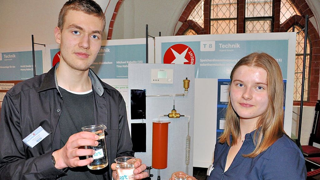 Adrian Prelle und Dana Karatkevich (beide 15) vom Winckelmann-Gymnasium zeigen, wie beim Heizen eniges an Energie gespart werden kann, wenn kleinere Behälter verwendet werden.