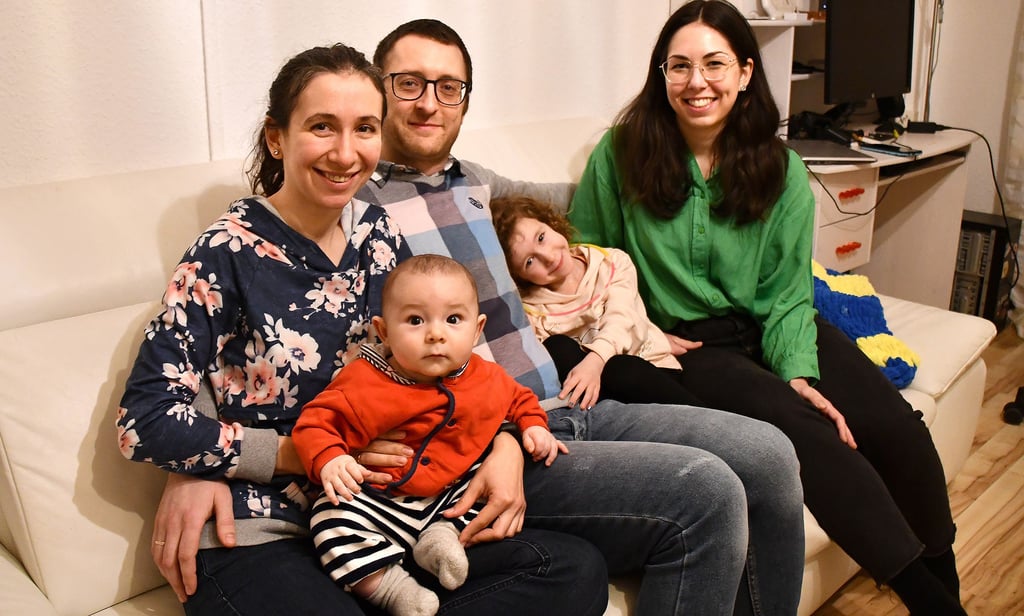 Sascha und Mascha mit ihren Kindern Nastia und Maxim sowie Wiebke Gorges in ihrer neuen Wohnung. Mit Wiebke und ihrer Familie verbindet sie seit fast einem Jahr eine tiefe Freundschaft. Zur Friedensandacht am Freitag, 24. Februar, ab 18 Uhr im Dom sind sie mit dabei und zeigen Fotos aus der Ukraine.