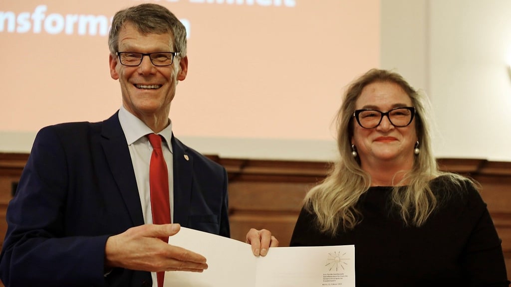 Das wichtigste Dokument seit dem Mauerfall: Jury-Vorsitzende Katrin Budde überreichte Bürgermeister Egbert Geier am Donnerstagabend im Stadthaus die Siegerurkunde.