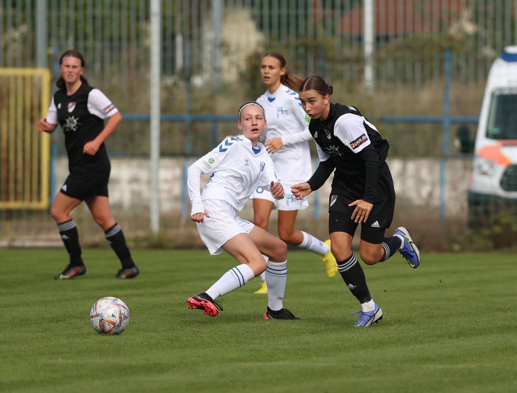 Bei der U17 des Magdeburger FFC um Emma Elisabeth Karl (r.), hier gegen Svenja Poock (Hertha Zehlendorf) werden im Training neue Wege eingeschlagen. Die gelungenen Aktionen stehen während der Analyse nun im Fokus.