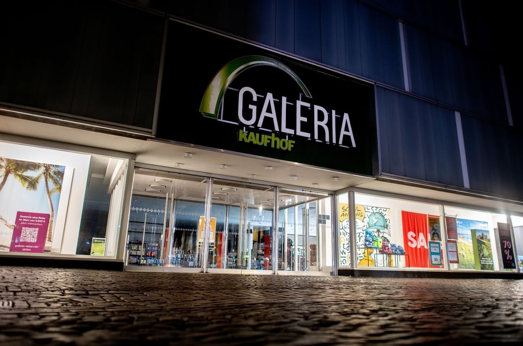 Bei der insolventen Kaufhauskette Galeria Karstadt Kaufhof in Eigenverwaltung stehen weitere tiefe Einschnitte bevor.