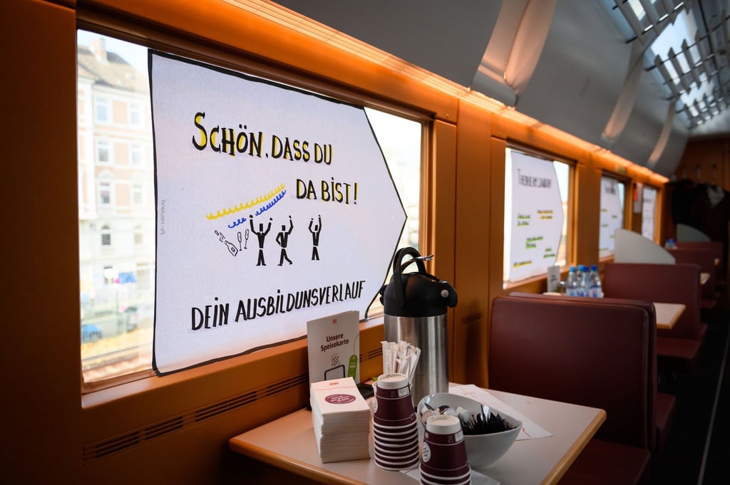 Um Nachwuchskräfte zu gewinnen, macht die Deutsche Bahn nun auch an Schulen auf sich aufmerksam.