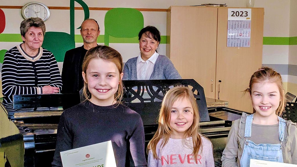 Wettbewerbsteilnehmer und ihre Lehrer: Anni Wehmeier (r.), Elina Scheller (Mitte), Anna Vazna. Hinten: Irina Wachtel, Markus Biedermann und Virginia Weidlich (von links).