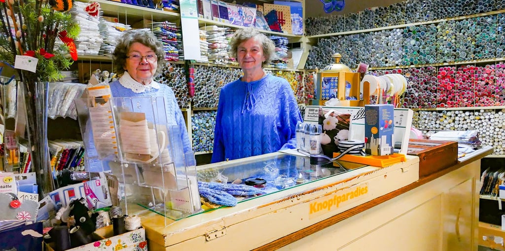 Die Schwestern Marita Lauterbach (l.) und Gisela Weidner (Geschäftsinhaberin) stehen seit ihrer Kindheit hinter der Theke im Kurzwarengeschäft „Putz-Dora“ in Jessen.