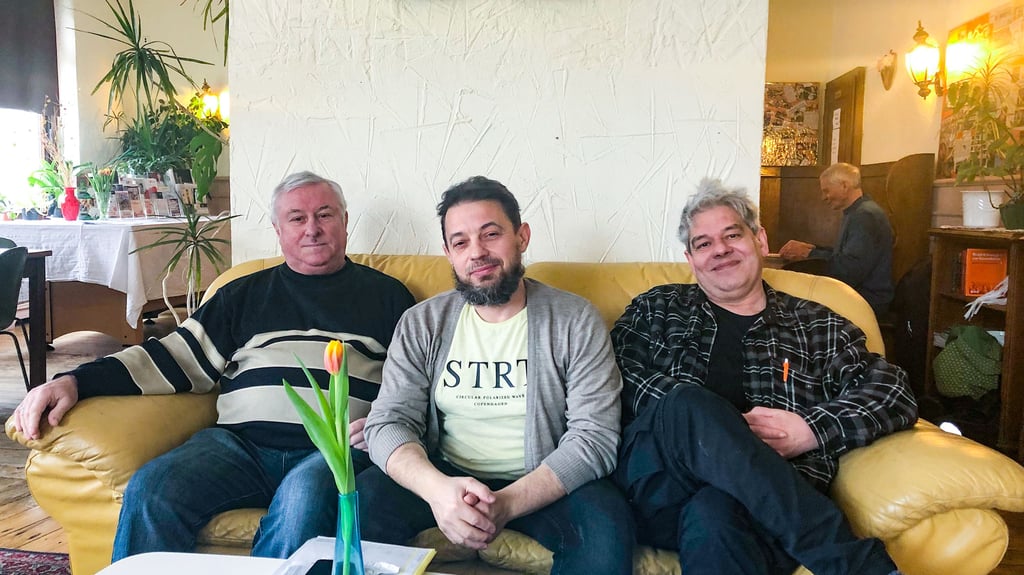 Treffen im Mehrgenerationenhaus: Victor Wagner, ein Russlanddeutscher, der ukrainische Tierarzt Andrii Baranov und Markus Schuliers (v.l.).