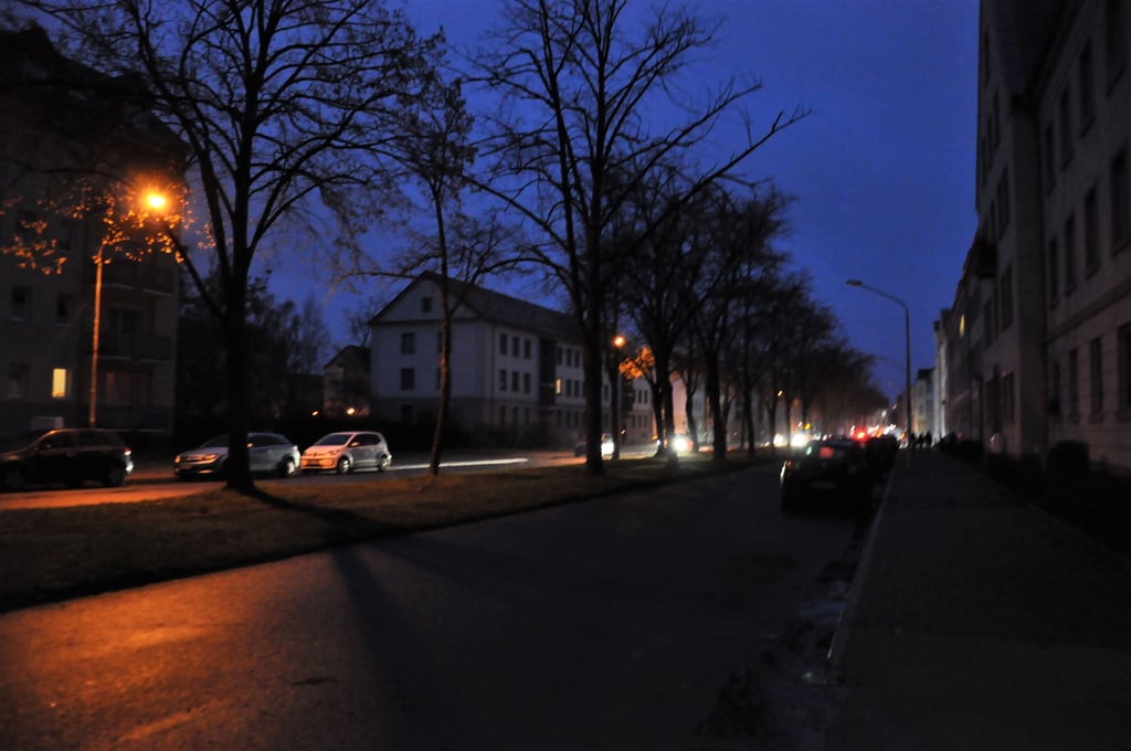 Ende Dezember 2021 fiel in der Zerbster Brüderstraße ein Teil der Straßenbeleuchtung komplett aus - nun präsentiert sich das Teilstück ganz modern.