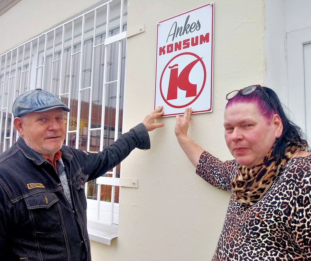 „Ankes Konsum“ in Eggenstedt öffnet heute zum letzten Mal und schließt danach für immer. Das finden Betreiberin Anke Hölzel und Kunde Bernd Regener traurig, aber unvermeidbar.