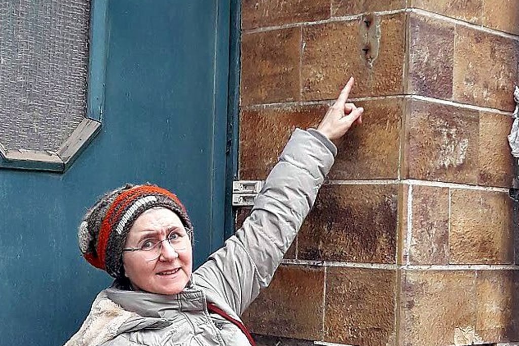 An der Fassade auf der Großbaustelle in der Langen Straße in Richtung Töpfergasse hat Petra Hoffmann diese rostigen Stellen als Hinweise auf eine Mesusa gefunden.