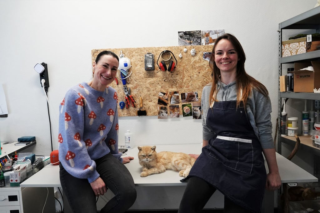 Die Tierpräparatorinnen Jennifer Dörk (l) und Laura Eberhard präparieren gestorbene Haustiere möglichst lebensecht.