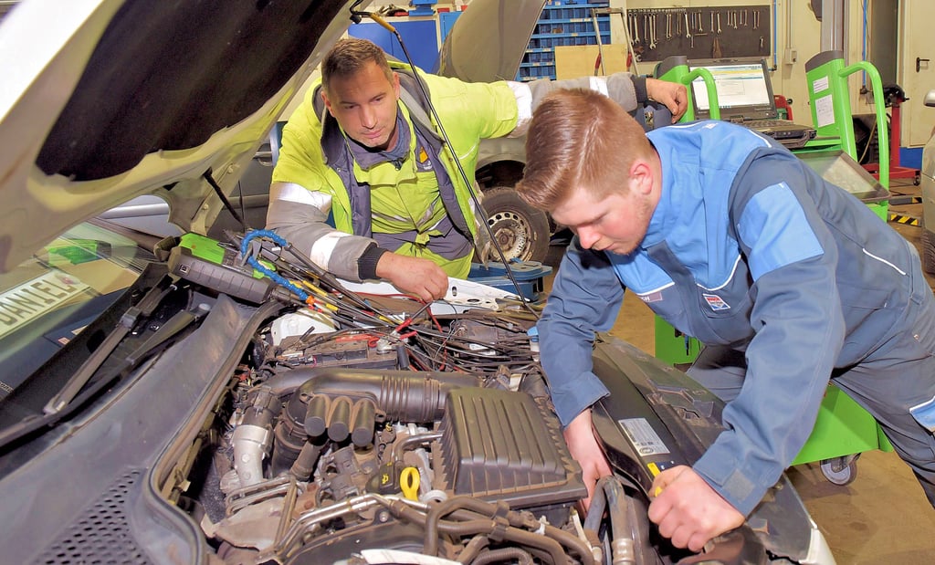 Anthony Ullrich (r.) hat seine Ausbildung erfolgreich abgeschlossen und bleibt zur Freude seines Chefs René Ingrisch im Unternehmen.