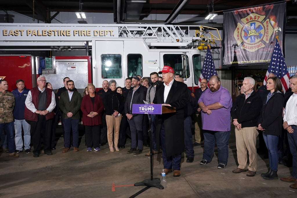 Ex-US-Präsident Donald Trump bei seinem Besuch der Feuerwehr von East Palestine, wo Anfang Februar ein mit Chemikalien beladener Güterzug entgleiste.