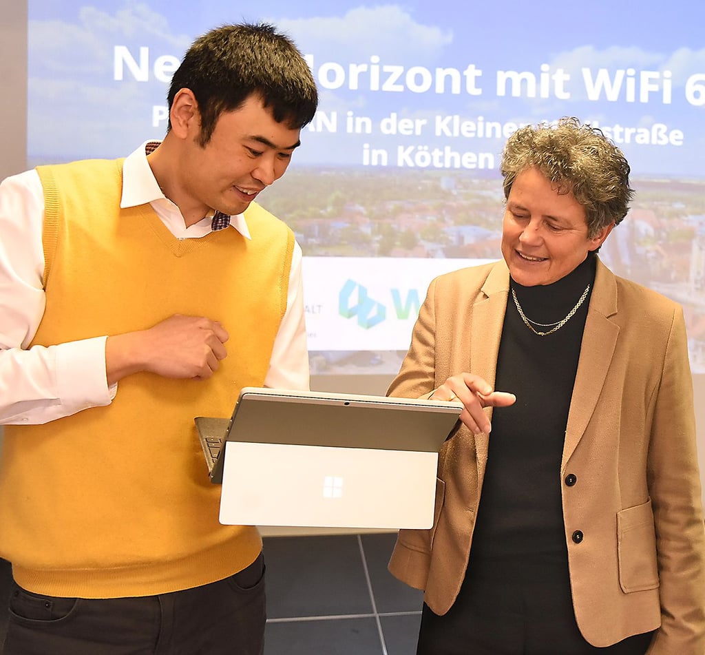 WGK-Digitalisierungsmanager Sen Wang zeigt Ministerin Lydia Hüskens, welche digitalen Dienstleistungen die WGK für ihre Mieter geplant hat.