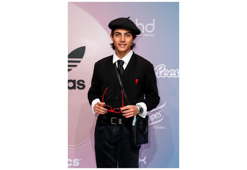 Nic Kaufmann kommt mit einer Umhängetasche zur Adidas-Modenschau ins Kraftwerk.